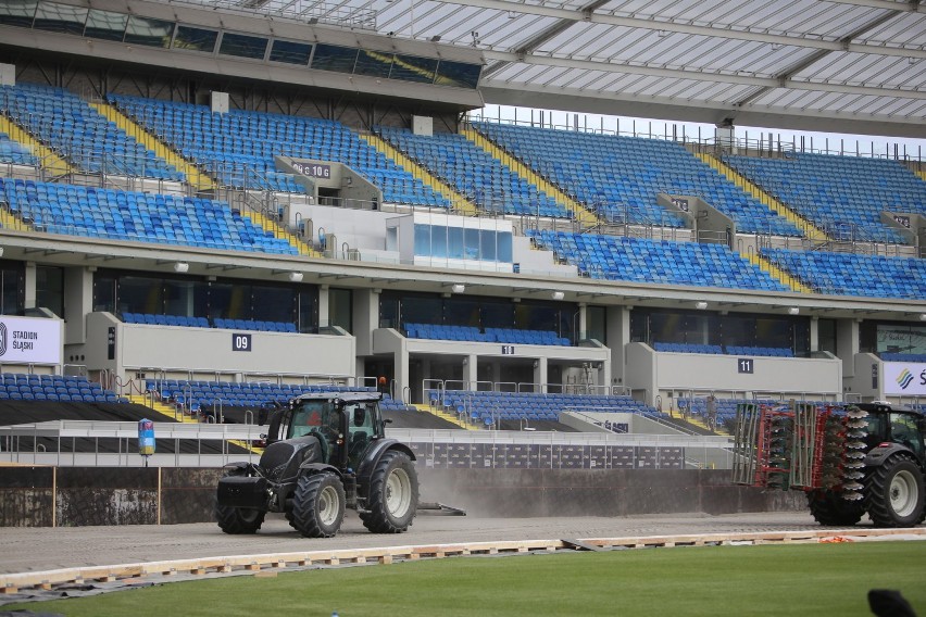 Przygotowanie toru żużlowego na Stadionie Śląskim