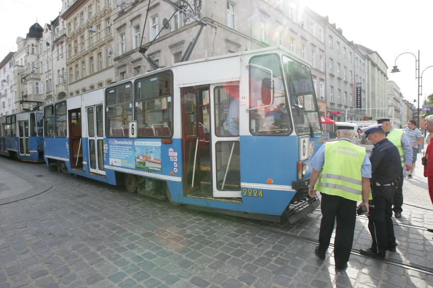 Wrocław: Tramwaj zderzył się z autem. Szewska była zablokowana (ZDJĘCIA)