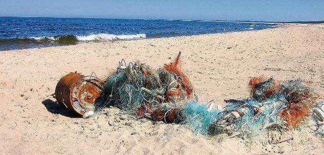 Takie sieci pływają przy plażach Zatoki Gdańskiej. To niebezpieczna pułapka