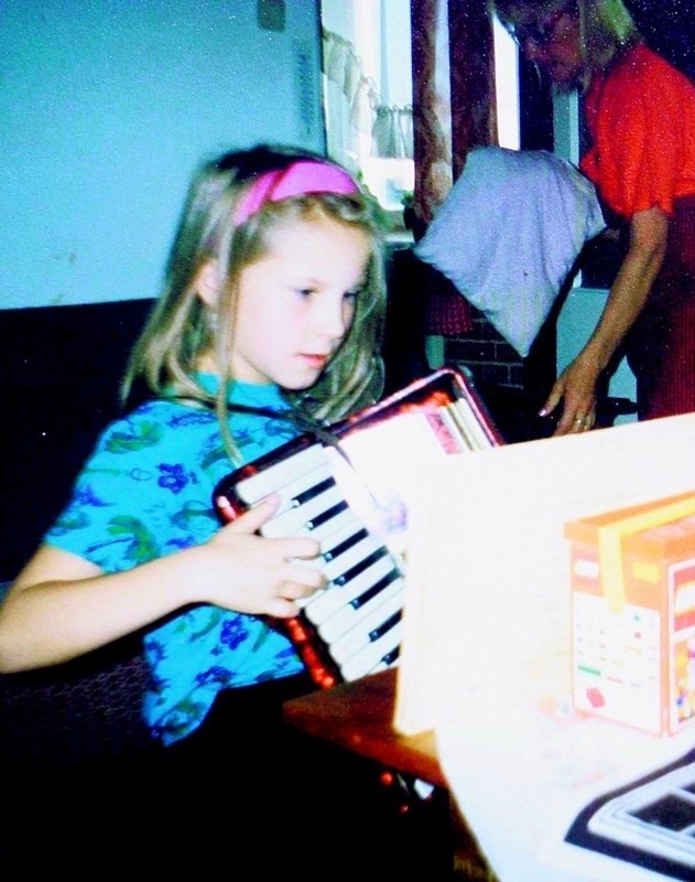 W szkole muzycznej uczyła się gry na akordeonie. Muzyka nie...