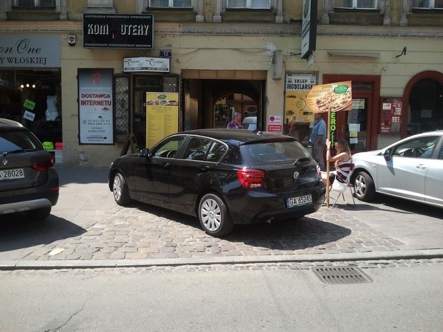 Mistrzowie parkowania w Krakowie

Mistrzowie parkowania: (w)skoczyła na pocztę [ZDJĘCIE INTERNAUTY]

Mistrzowie parkowania w Krakowie [ZDJĘCIA]