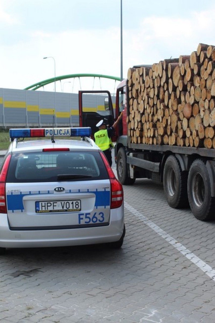 Akcja TIR  na ekspresowej S8. Policjanci kontrolowali ciężarówki           