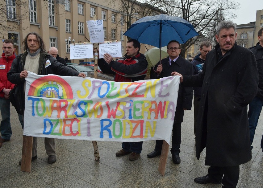 Protest ojców na placu Dąbrowskiego w Łodzi