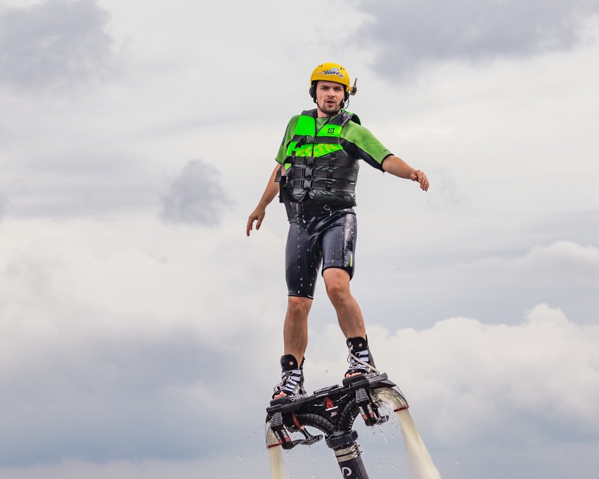 Flyboard, czyli „latające papcie”. Dzięki nim polatasz nad...