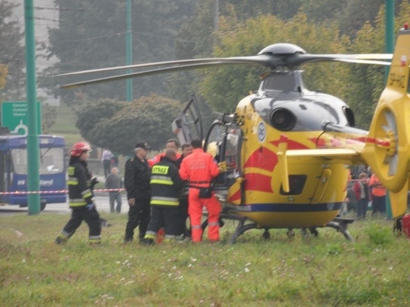 Tragiczny wypadek w Tychach: Samochód wjechał w autobus. Są ranni [ZDJĘCIA]