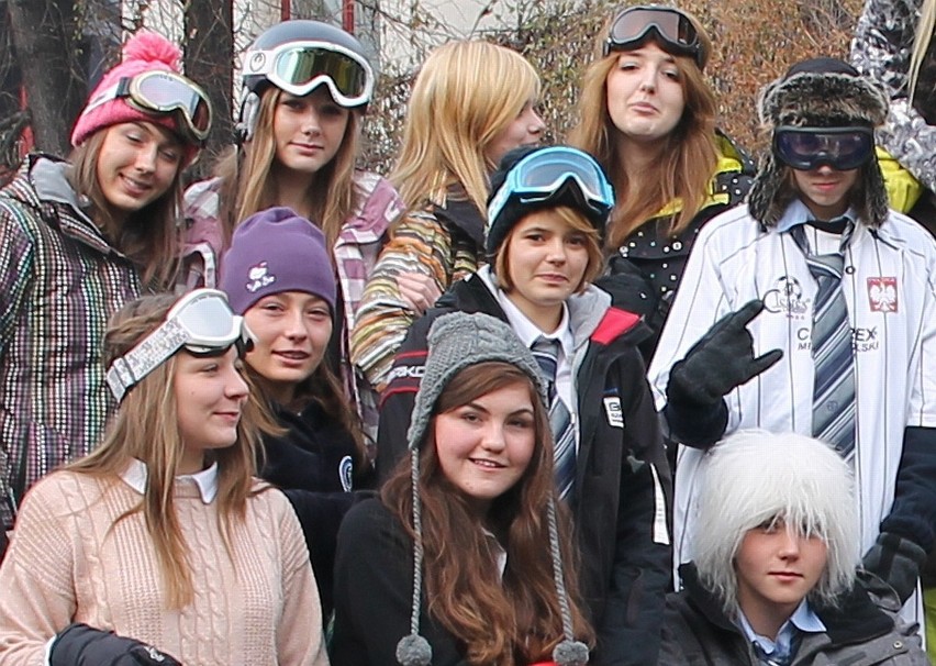Uczniowie I LO w Chorzowie przyszli na lekcje w strojach narciarskich [ZDJĘCIA]