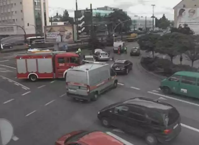 Do wypadku z udziałem dwóch aut doszło około godz. 13 w centrum Bydgoszczy. 

Uczestniczyły w nim dwa auta: marki rover i volkswagen passat. Dwie osoby trafiły do szpitala. Sprawcą - jak wynika z ustaleń policji - jest kierowca vw passata, który nie ustąpił pierwszeństwa. Po zderzeniu rover zatrzymał się na słupie latarni. Nie tworzą się korki, natomiast ruch jest spowolniony.


O krok od wielkiej tragedii! Cudem uniknęli śmierci! [wideo - program Stop Agresji Drogowej]

