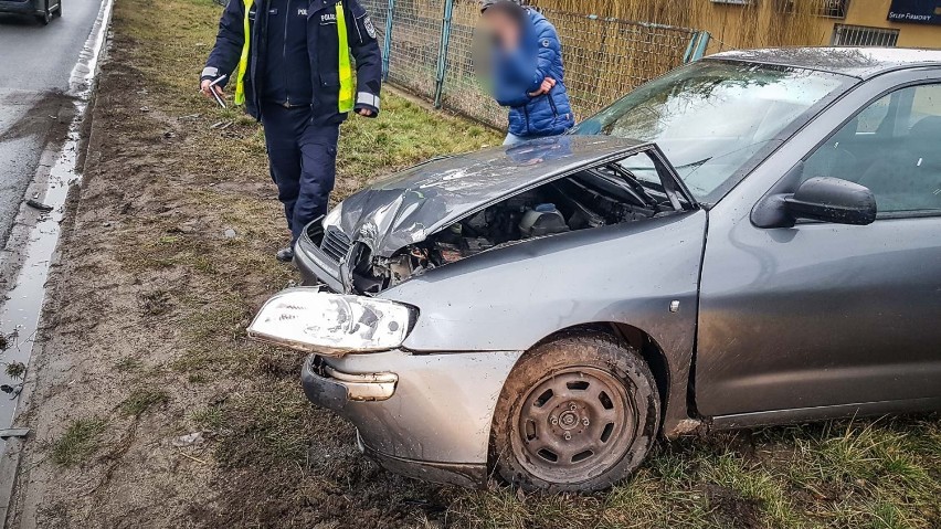 Leszno. Wpadła w poślizg i rozbiła auto na słupie. Kolejny wypadek na Spółdzielczej [ZDJĘCIA]