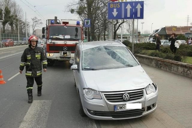 Wrocław: Volkswagen dachował na Traugutta (ZDJĘCIA)