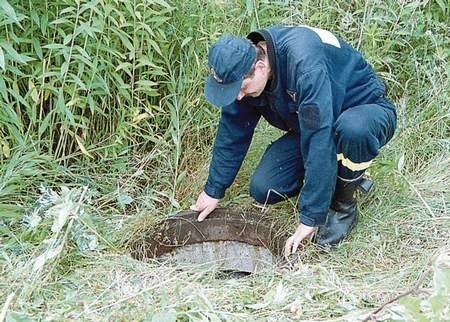 Ze studzienki Kasię wyciągnął mł. asp. Jan Żmuda z bytomskiej PSP. Zdjęcie: Rafał Jakoktochce