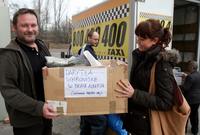 Taksówkarze z korporacji Tele Taxi 400 400 zbierali odzież dla schroniska Brata Alberta w Łodzi.