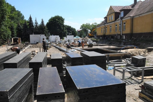 Trwa budowa żłobka samorządowego w Piaskach. Gmina Jędrzejów po 40 latach będzie mieć żłobek publiczny.