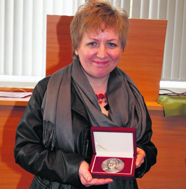 Red. Agata Pustułka z medalem im. Marii Skłodowskiej-Curie