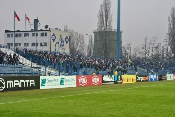 Kibice na meczu Ruch Chorzów - Legia Warszawa: &quot;Katyń, Smoleńsk. Pamiętamy!&quot; [ZDJĘCIA]