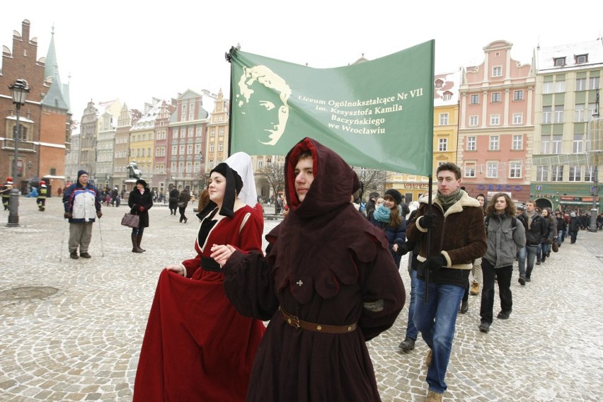 Wrocław: Polonez dla Fredry 2013 - maturzyści zatańczyli na Rynku (FILMY, ZDJĘCIA)