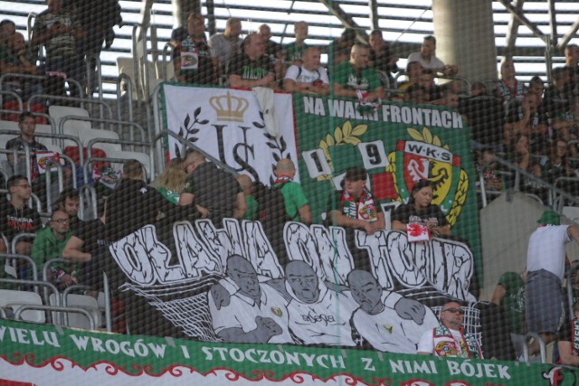 Górnik Zabrze - Śląsk Wrocław 0:0 (KIBICE ŚLĄSKA WROCŁAW - Zabrze, 15.09.2019). Ok. 700 kibiców wspierało Śląsk Wrocław na meczu w Zabrzu. Wrocławscy fani na Górny Śląsk udali się specjalnym pociągiem. Chociaż drużyna Lavicki nie wygrała, to ci, którzy pojechali na mecz, nie mogą narzekać. BYŁEŚ W ZABRZU? ZNAJDŹ SIĘ NA ZDJĘCIACH!

WAŻNE - DO KOLEJNYCH ZDJĘĆ MOŻNA PRZEJŚĆ ZA POMOCĄ GESTÓW LUB STRZAŁEK