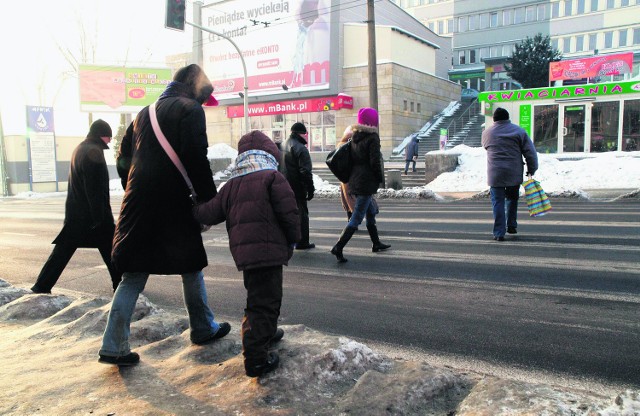 Poniedziałek, godz. 8.30. Przejście przy ul. Piłsudskiego. Na zdjęciu widać schody do siedziby Straży Miejskiej