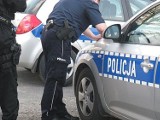 Kleszczów. Pijany kierowca w rękach policjantów. Rok temu też wpadł "na podwójnym gazie'