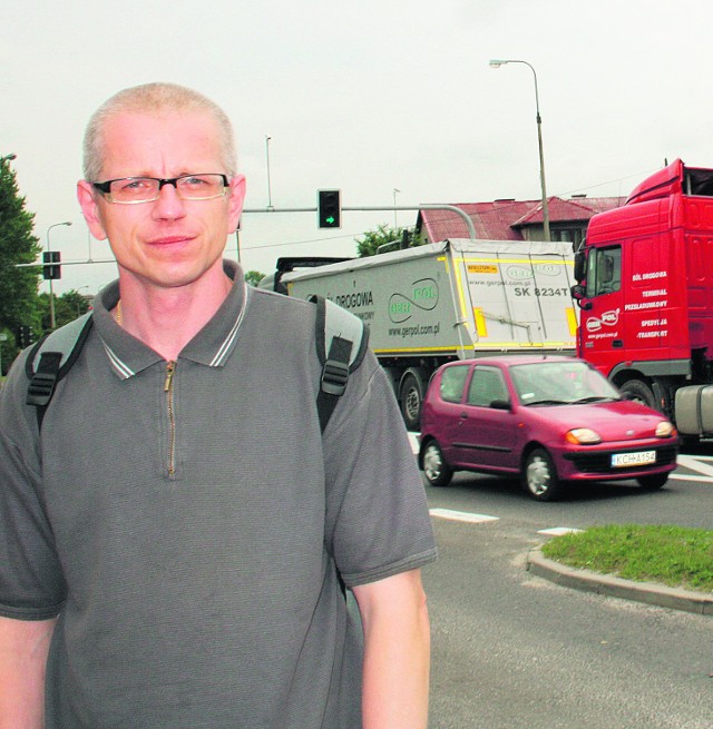 Adam Strześnieweski z Trzebini przyznaje, że po 1 lipca na drodze nr 79 ruch się zwiększył