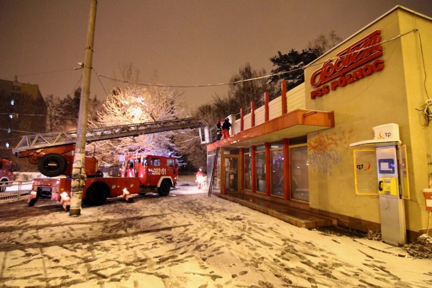 Wrocław: Palił się neon sklepu przy pętli Sępolno (ZDJĘCIA)