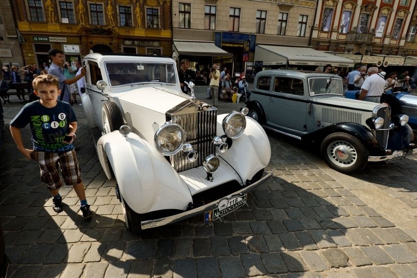 Parada zabytkowych aut we wrocławskim Rynku (ZOBACZ ZDJĘCIA)