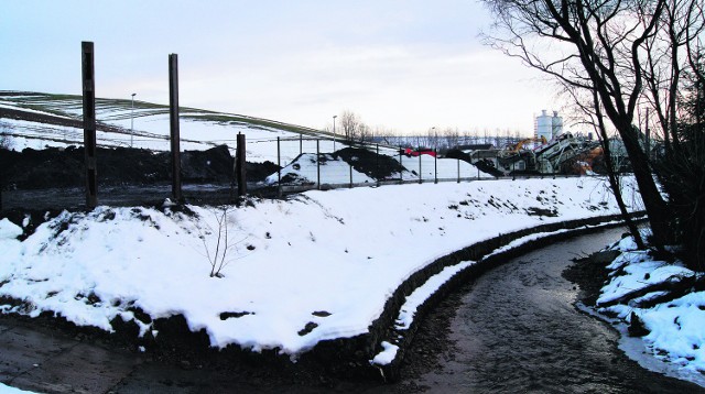 Zakład Odzysku Odpadów Mo-BRUK w Niecwi mieści się tuż przy potoku Jasienianka. Tutaj wykryto metale ciężkie