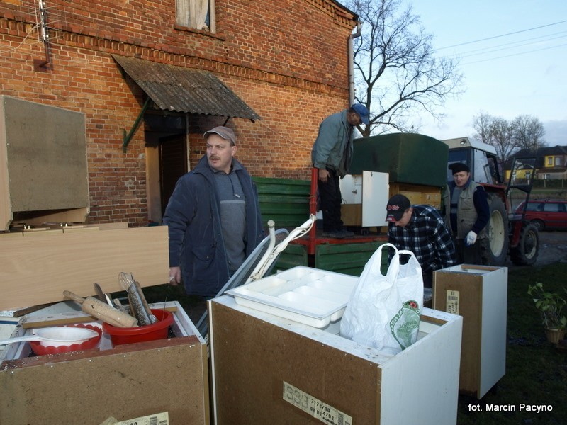 Gmina Kołczygłowy: Pożar w Barnowcu. Cztery rodziny straciły dom (zdjęcia)