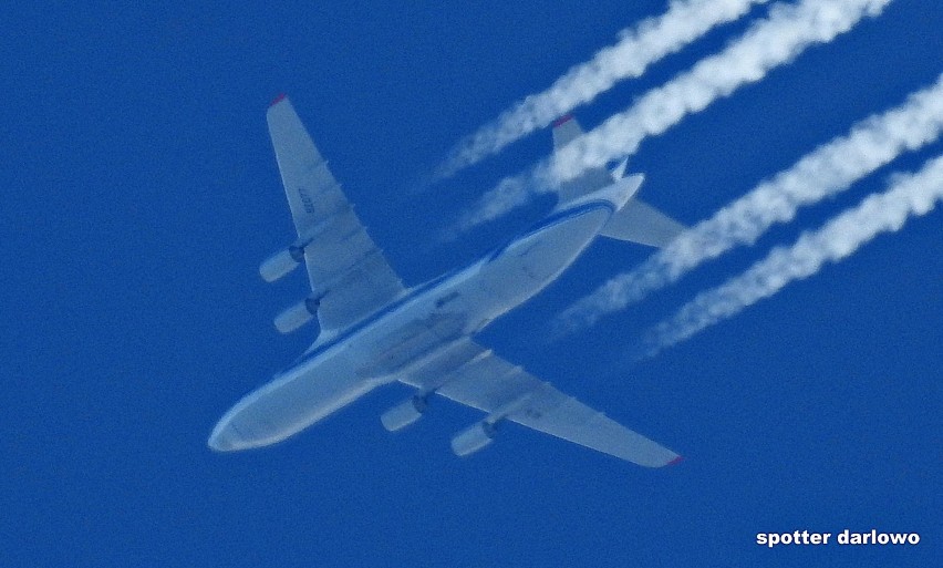 Ogromne samoloty z transportem sprzętu medycznego. Darłowski fotograf uwiecznił je na zdjęciach 