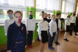 11 listopada 2020 w Piotrkowie: Uczniowie SP nr 13 śpiewali hymn Polski [ZDJĘCIA]