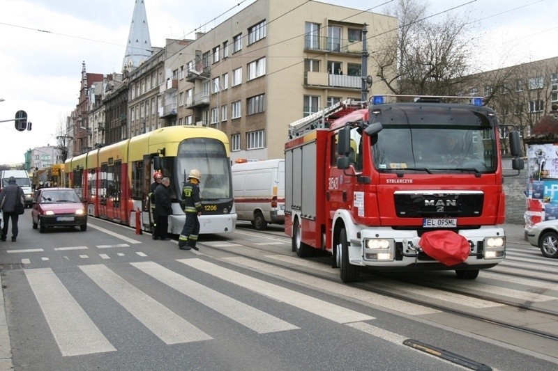 Na Piotrkowskiej zapalił się tramwaj [ZDJĘCIA]