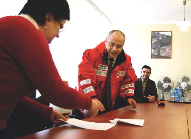 Autor wynegocjowanego porozumienia - mediator Jacek Pilch, podpisał je w kurtce podarowanej przez ratowników