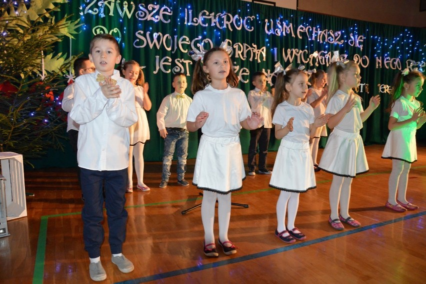 Występy artystyczne dzieci, stoiska z ozdobami i licytacje podczas kiermaszu świątecznego w szkole w Leśnicach