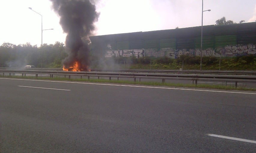 Pożar na autostradzie A4. Spłonął samochód [ZDJĘCIA INTERNAUTY]