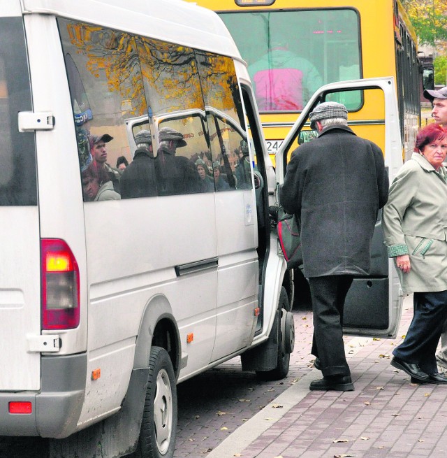 Pasażerowie nieraz wchodzą do przepełnionych busów. To może grozić śmiercią!