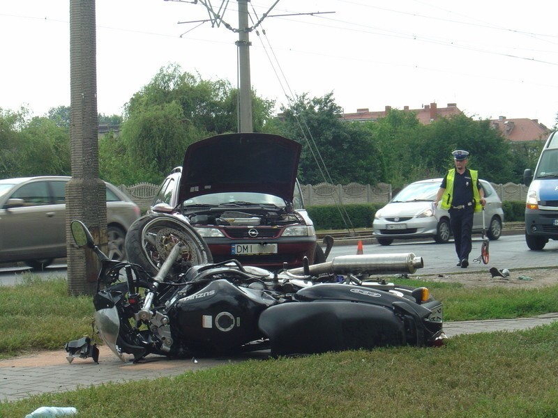 Wrocław: Wypadek na Toruńskiej. Motocyklista w ciężkim stanie (ZDJĘCIA)
