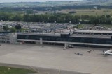 Dziecko zostawione na lotnisku w Pyrzowicach: Prokurator łaskawy dla rodziców