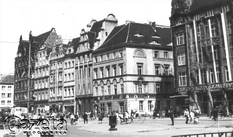 ROK 1986. RYNEK, KAMIENICE PRZY WSCHODNIEJ ŚCIANIE.