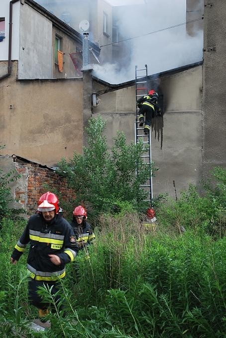 Łaziebna - Pożar mieszkania w kamienicy: strażacy ewakuowali dzieci