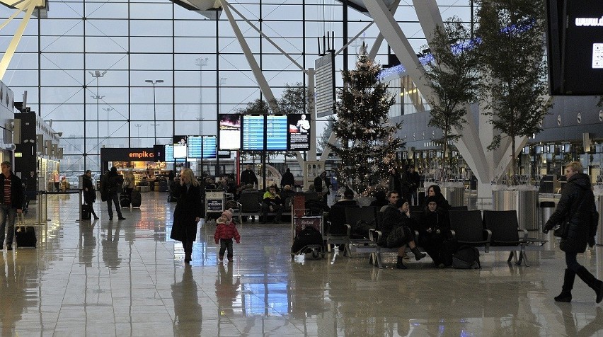 Awantura na lotnisku w Rębiechowie: Mężyczyzna w kajdankach wyprowadzony z samolotu