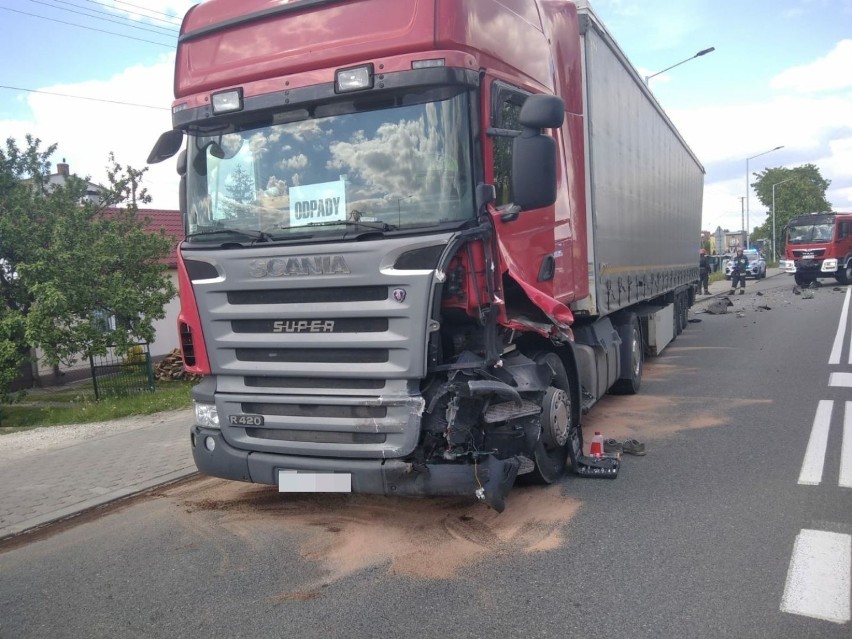 Wypadek w Ostrowcu. Zderzenie ciężarówki z osobówką. Dwie osoby w szpitalu