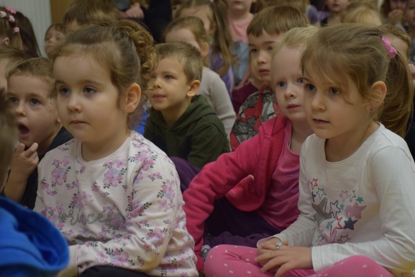 "Czytanie będzie pasją". Akcja promująca czytelnictwo w przedszkolu Edu Kids w Bogdanowie [ZDJĘCIA]