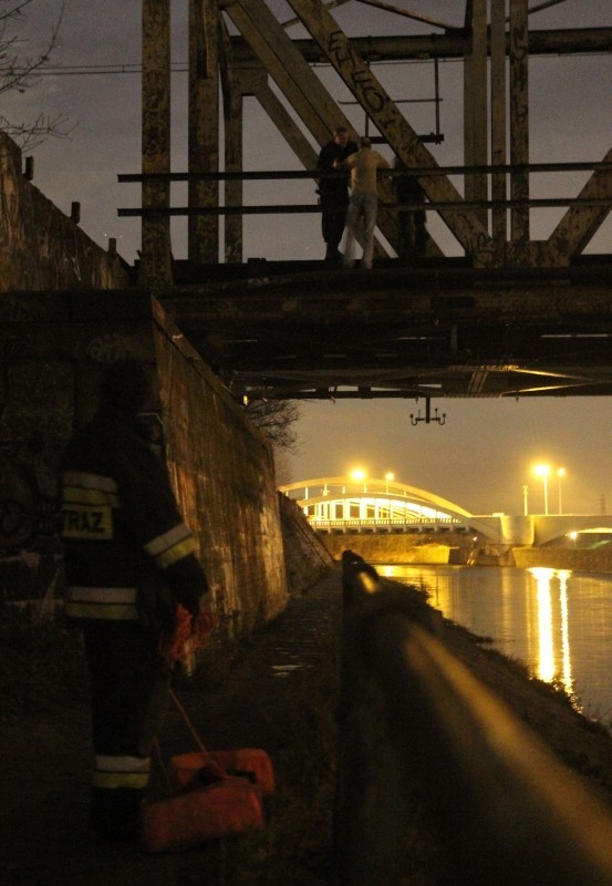 Wrocław: Chciał skoczyć z mostu, pół godziny blokował ruch kolejowy (ZDJĘCIA)