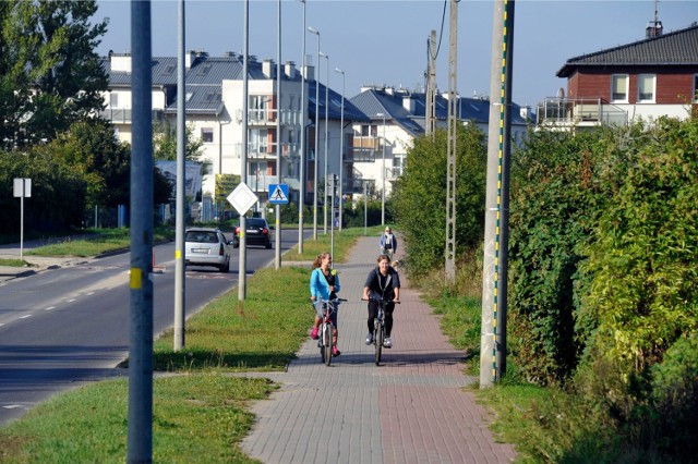 Na Myśliwskiej rowerzyści mogą jeździć i po chodniku, i po jezdni.