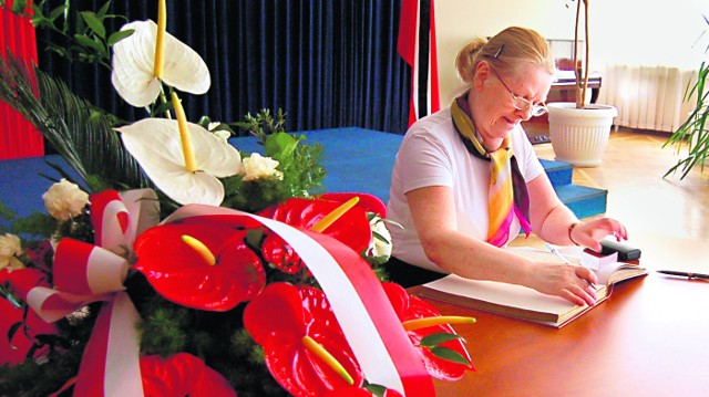 Irena Stańczyk, jak wielu innych tarnowian, przyszła we wtorek wpisać kondolencje, aby w ten sposób uczcić ofiary katastrofy