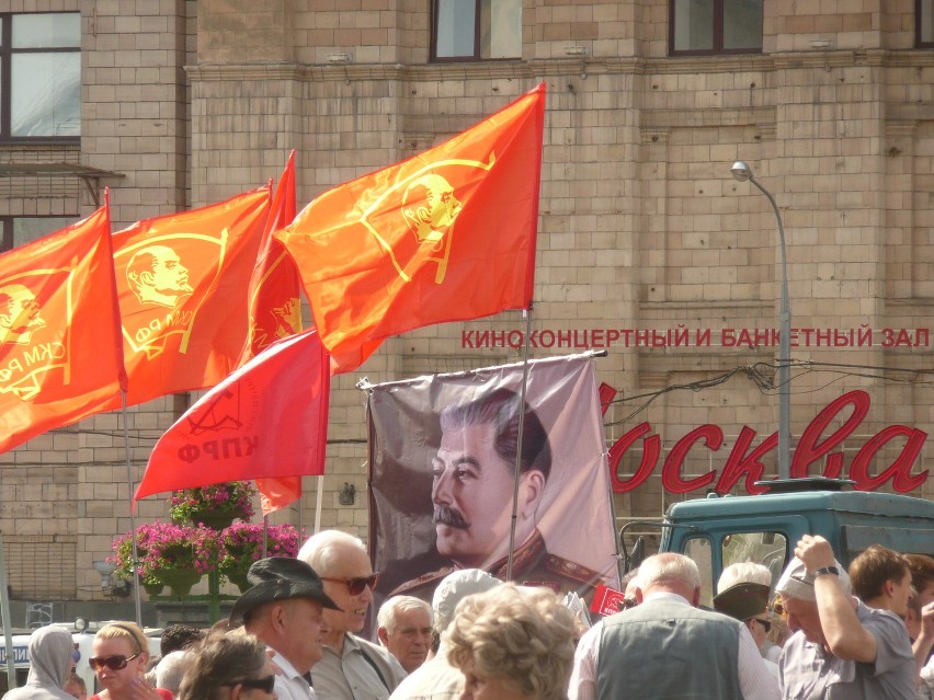Manifestacja komunistów na Placu Rewolucji.