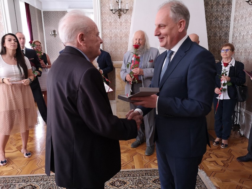 Medale premiera 100-lecia Odzyskania Niepodległości: w Gdańsku odebrali je starosta Jarosław Białk i dyrektor Aldona Czerwińska