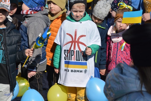 Mija rok od wybuchu wojny w Ukrainie. W powiecie sępoleńskim wojenni uciekinierzy znaleźli spokój i bezpieczeństwo: mieszkają, pracują, ich dzieci uczą się razem z polskimi uczniami.