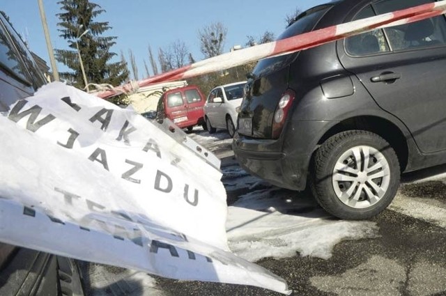 Takie &#8222;znaki informacyjne&#8221; pojawiły się na parkingu przy KWP.