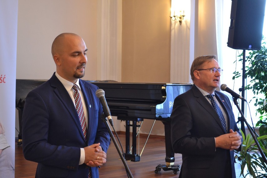 Liczę, że jako obecny włodarz miasta podejmie się Pan organizacji spotkania w MDK - stwierdził w liście do burmistrza Łukasz Mikulski (z lewej).