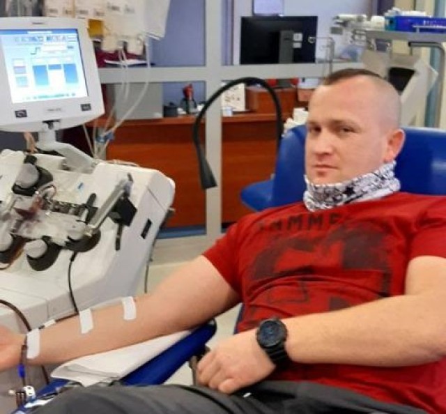 Starszy aspirant Grzegorz Bielecki postanowił oddać osocze i pomóc osobom walczącym z koronawirusem.